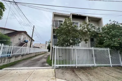 446 SW 3rd St #2, Miami: photo 1 of 8
