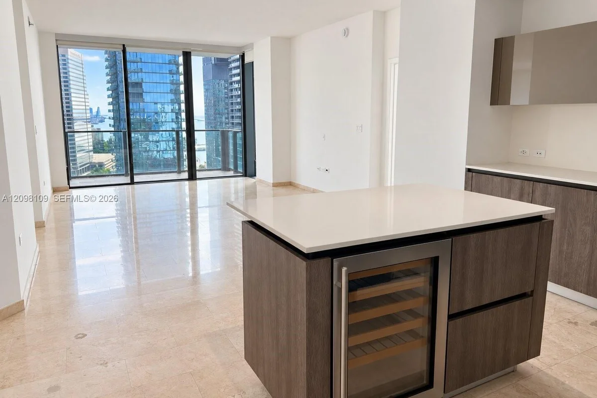 88 SW 7th St #2005, Miami: photo 1 of 38