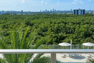 2411 Laguna Cir #802, Miami: photo 1 of 14