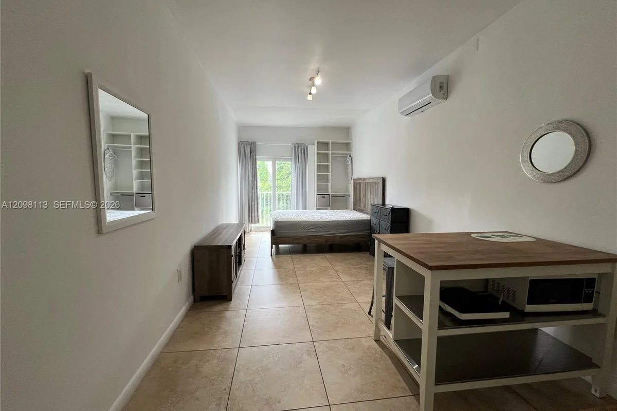 446 SW 3rd St #5, Miami: photo 1 of 5