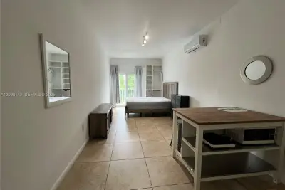 446 SW 3rd St #5, Miami: photo 1 of 5