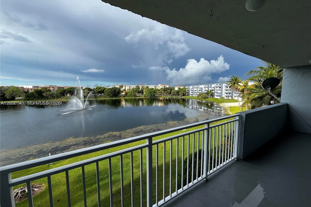 9357 Fontainebleau Blvd #D304, Miami: photo 1 of 13