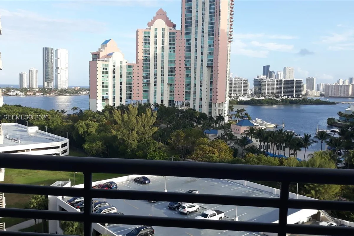 Condo in Aventura: photo 1 of 8