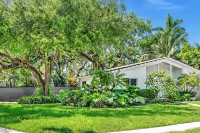 2640 Hilola St, Miami: photo 1 of 25