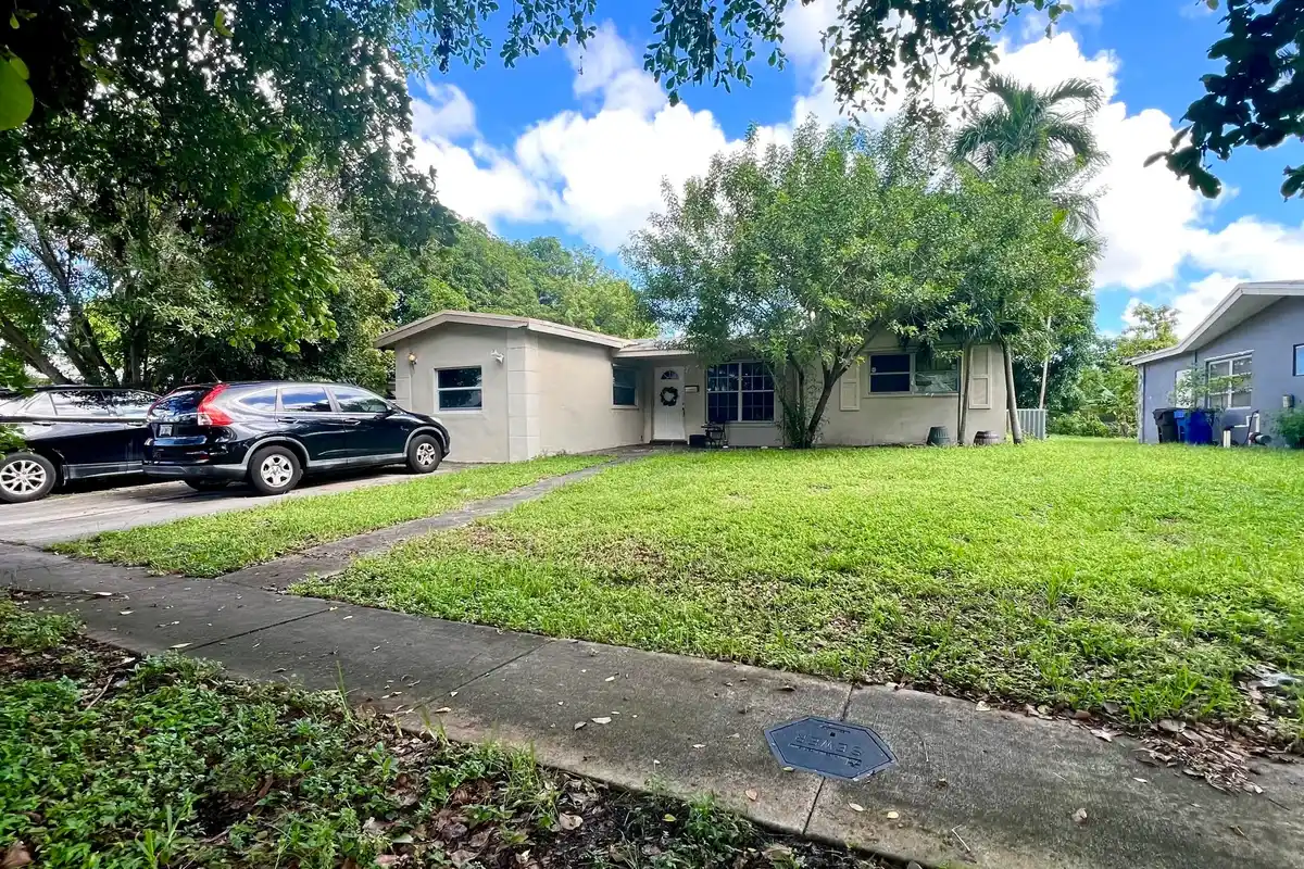 3999 NW 36th St, Lauderdale Lakes: photo 1 of 25