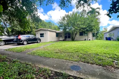 3999 NW 36th St, Lauderdale Lakes: photo 1 of 25