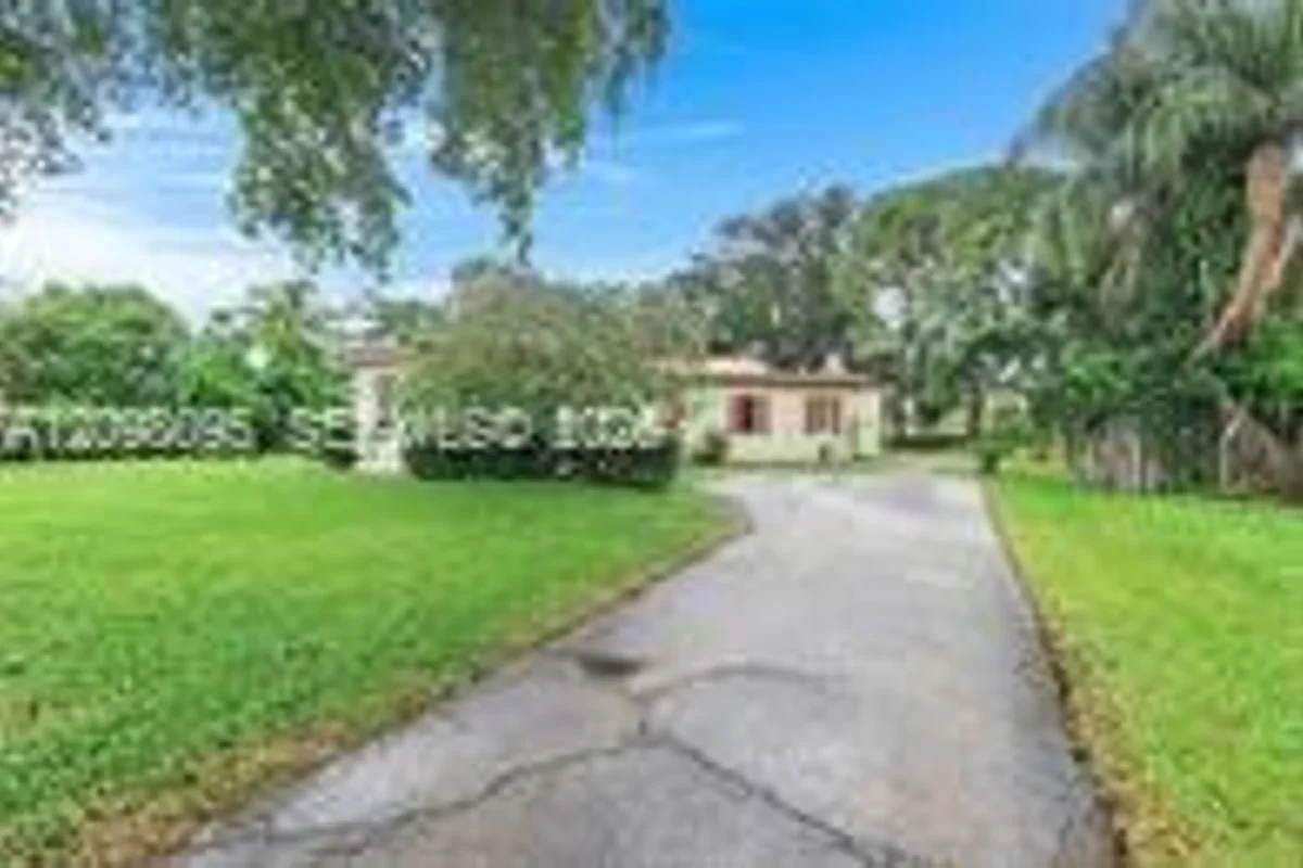 House in Lauderhill: photo 1 of 46