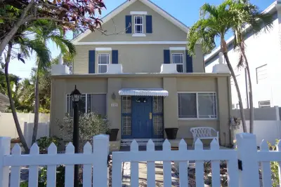 209 S Lakeside Dr, Lake Worth Beach: photo 1 of 24