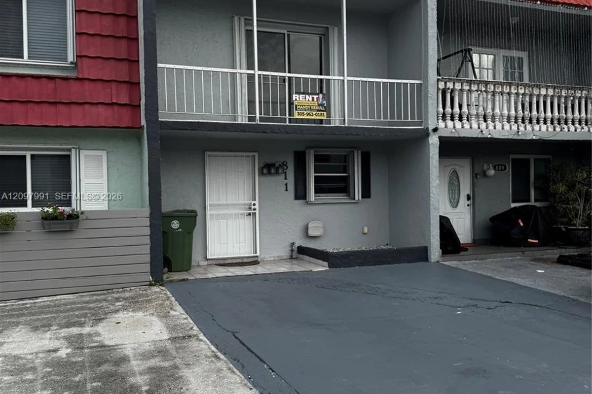811 W 79th Pl, Hialeah: photo 1 of 12