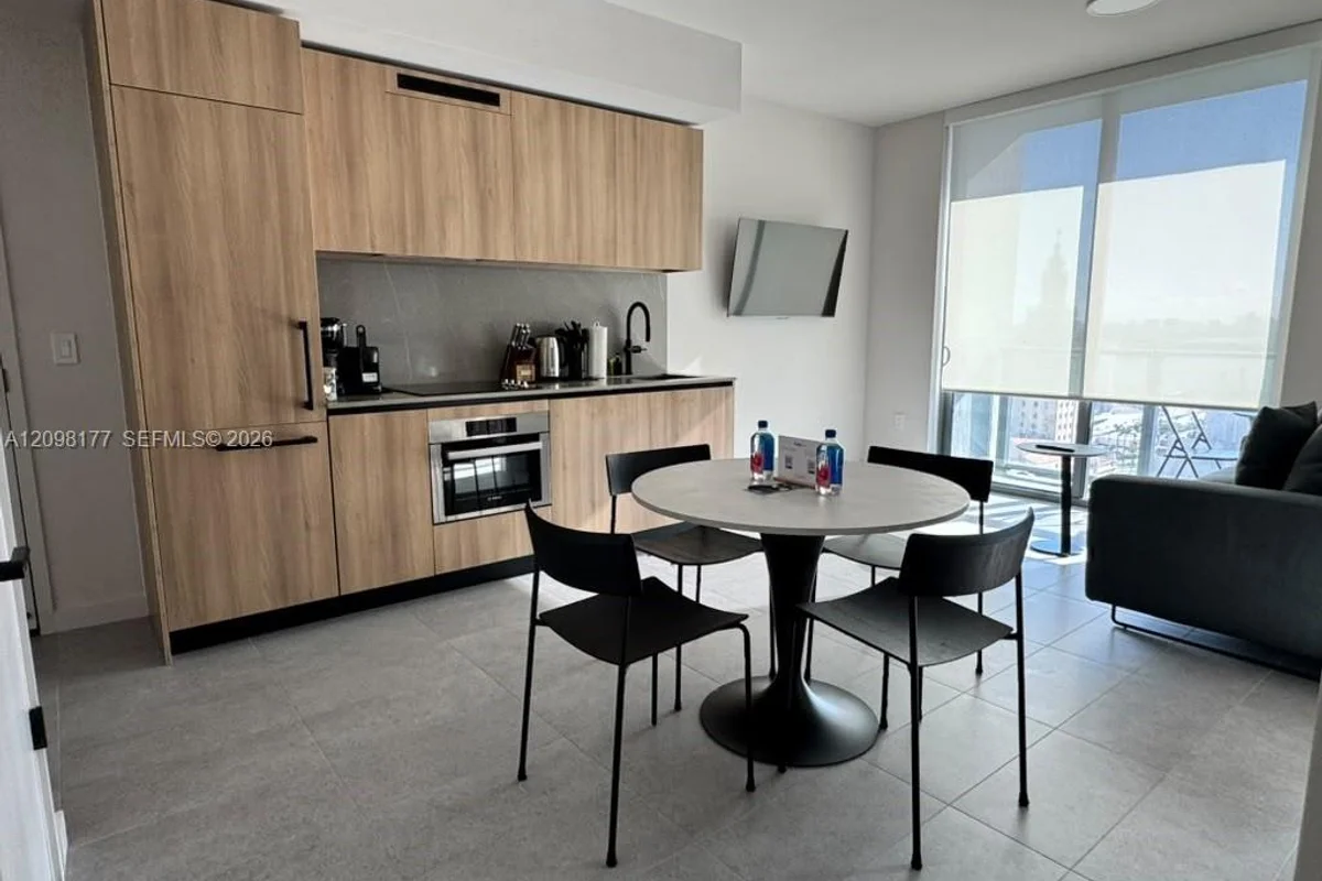 121 NE 5th St #1913, Miami: photo 1 of 18