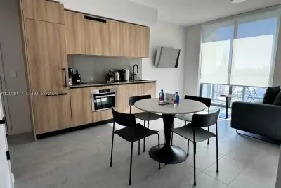 121 NE 5th St #1913, Miami: photo 1 of 18