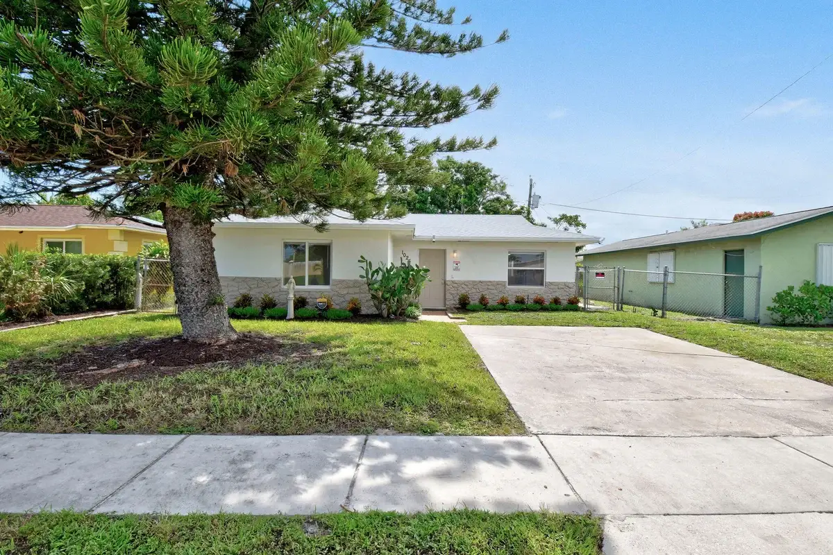 1025 W 7th St, Riviera Beach: photo 1 of 31