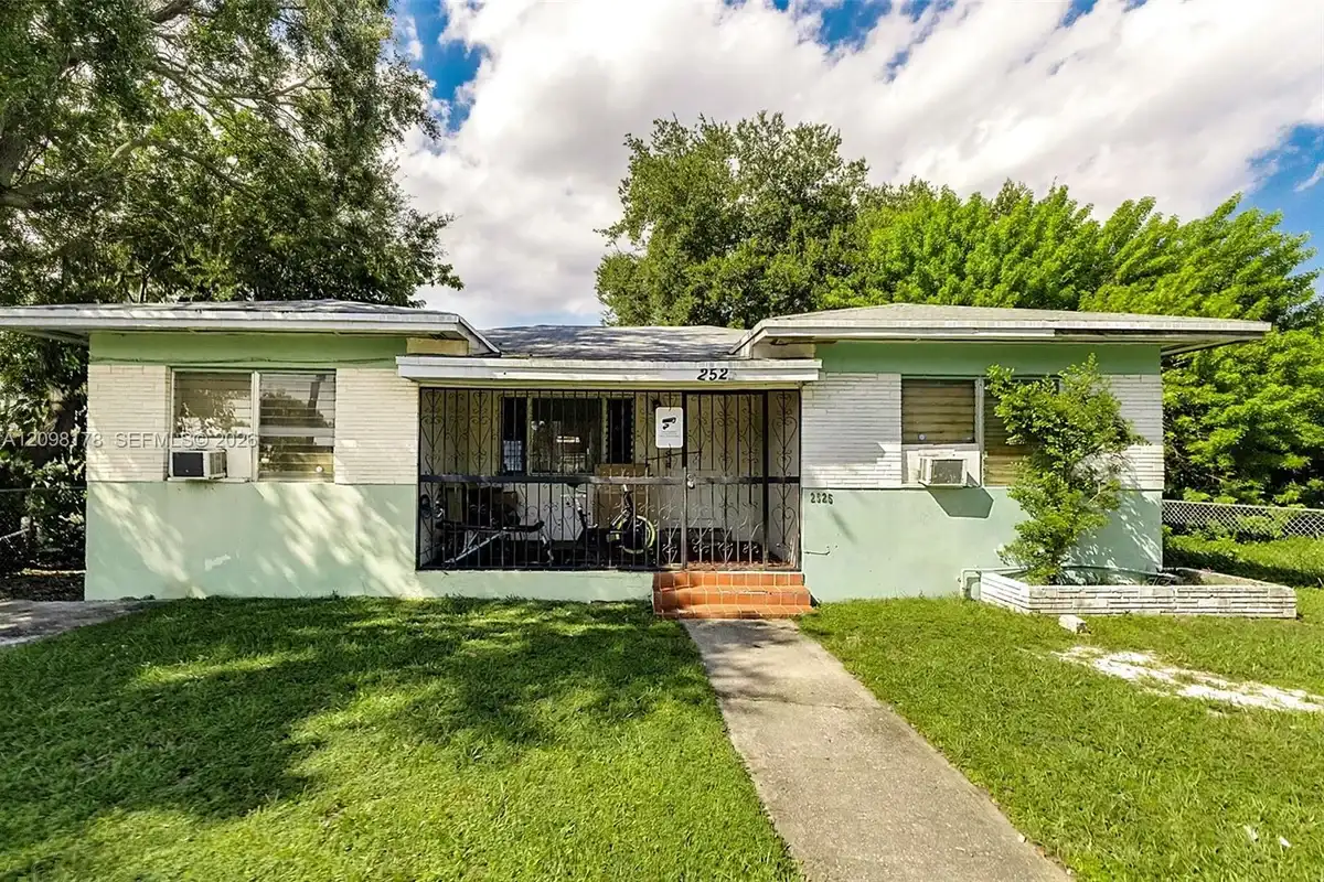 2525 NW 50th St, Miami: photo 1 of 33