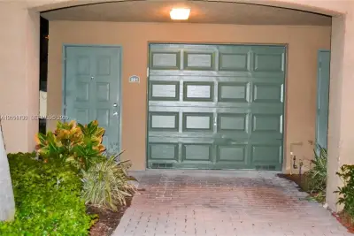 2871 NE 185th St #201, Aventura: photo 1 of 12