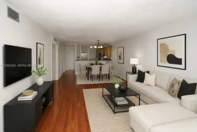1780 NE 191st St #605-2, Miami: photo 1 of 12