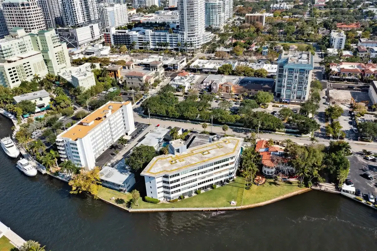 818 SE 4th St #201, Fort Lauderdale: photo 1 of 33