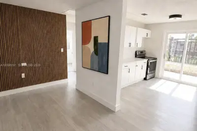 519 NW 10th Ave #3, Miami: photo 1 of 9