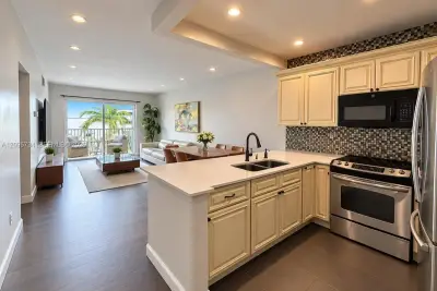 677 NE 24th St #406, Miami: photo 1 of 25