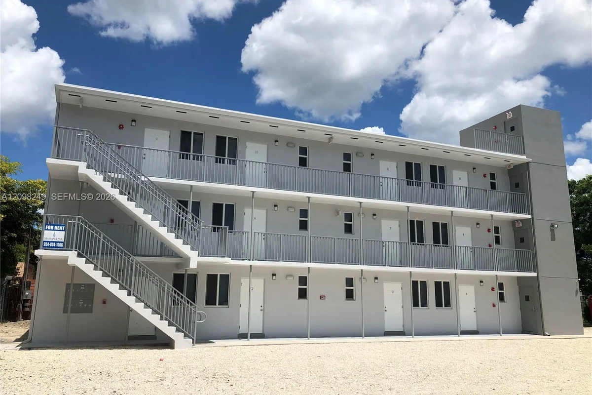 1737 NW 3rd Ave #10, Miami: photo 1 of 7