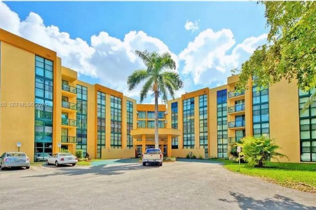 11790 SW 18th St #122-3, Miami: photo 1 of 13