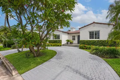 8827 Hawthorne Ave, Surfside: photo 1 of 35
