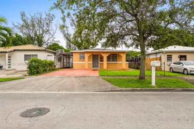 743 E 29th St, Hialeah: photo 1 of 41
