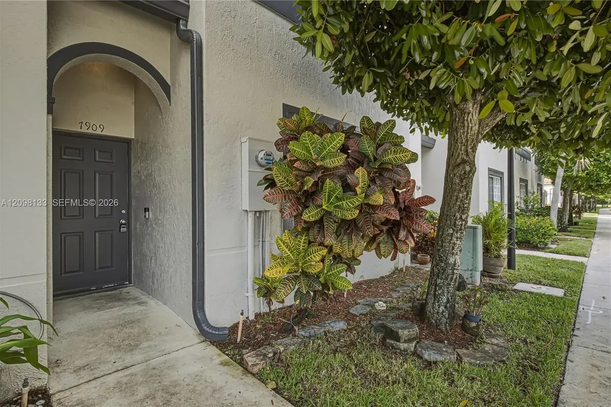 7909 Catalina Cir, Tamarac: photo 1 of 28