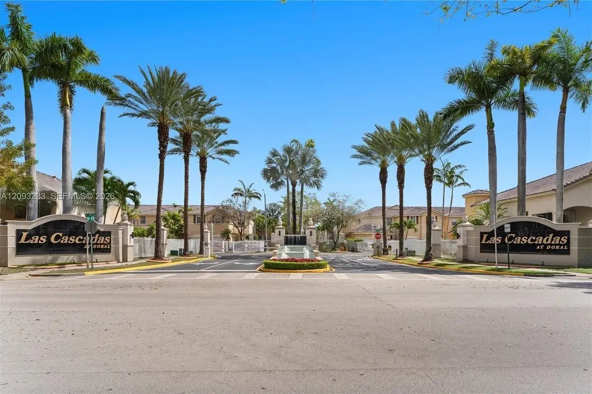 Townhouse in Doral: photo 1 of 28