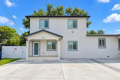 1336 SW 69th Ave, Miami: photo 1 of 10