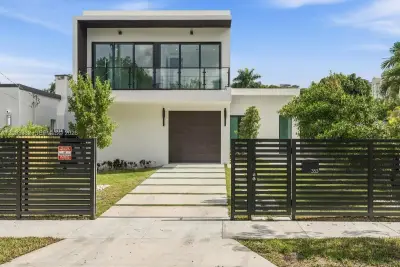 353 SW 23rd Rd, Miami: photo 1 of 8