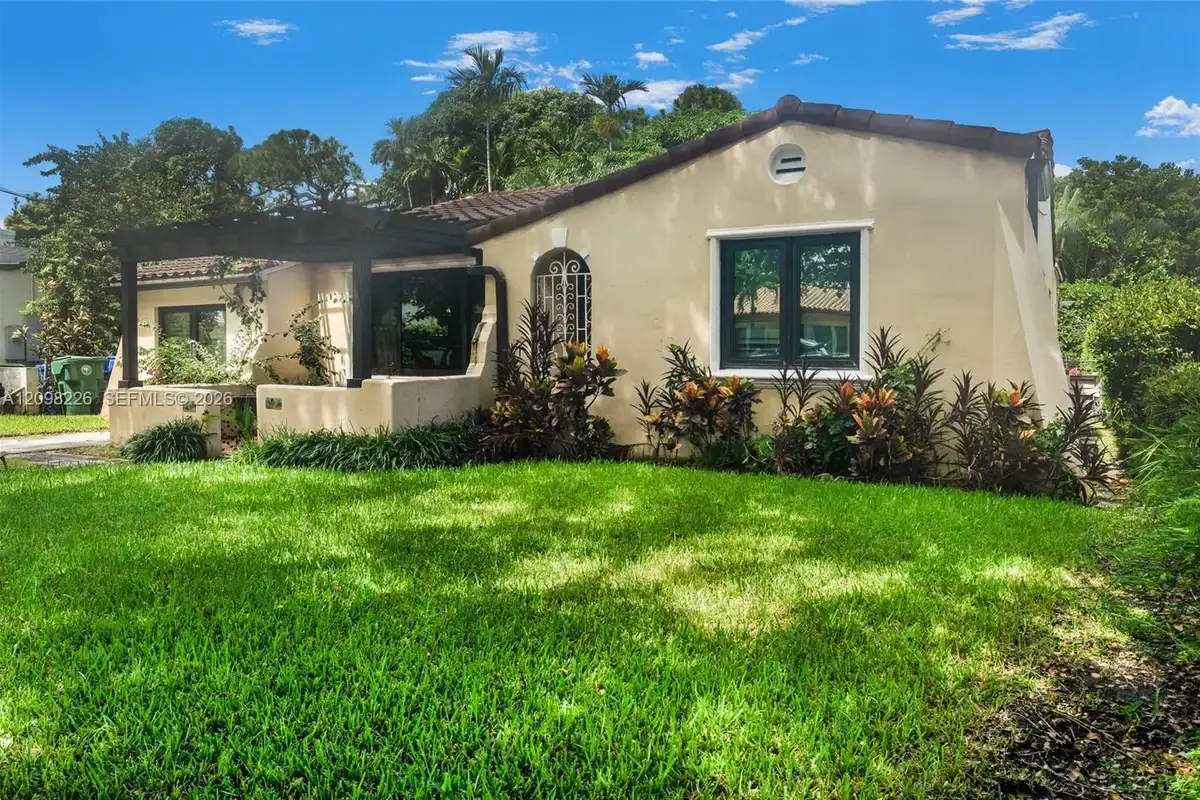 1257 SW 21st St, Miami: photo 1 of 28