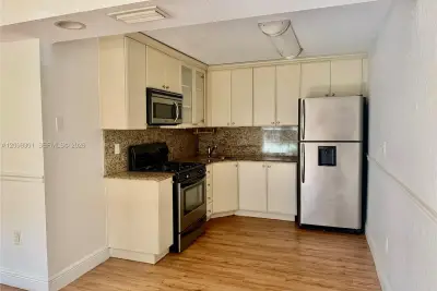 3245 Virginia St #12, Miami: photo 1 of 5