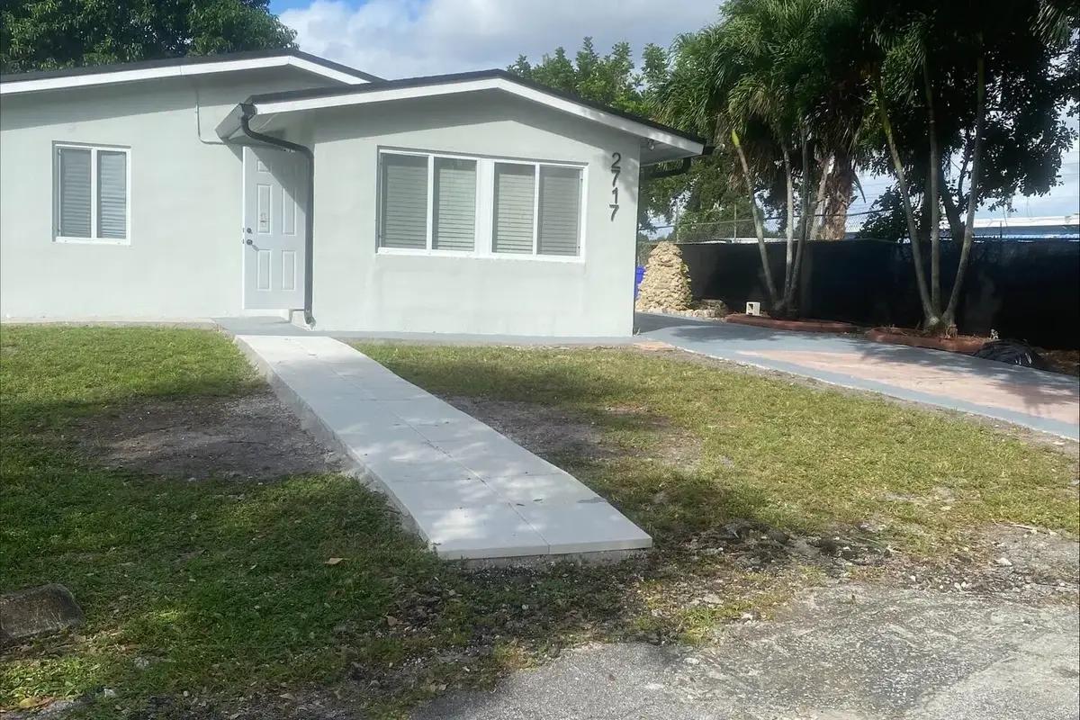 2717 SW 9th St #A, Fort Lauderdale: photo 1 of 6