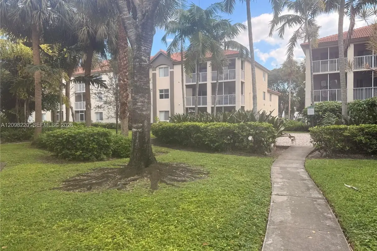 430 S Park Rd #3-302, Hollywood: photo 1 of 26