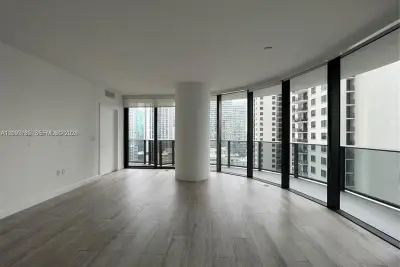 55 SW 9th St #1906, Miami: photo 1 of 17