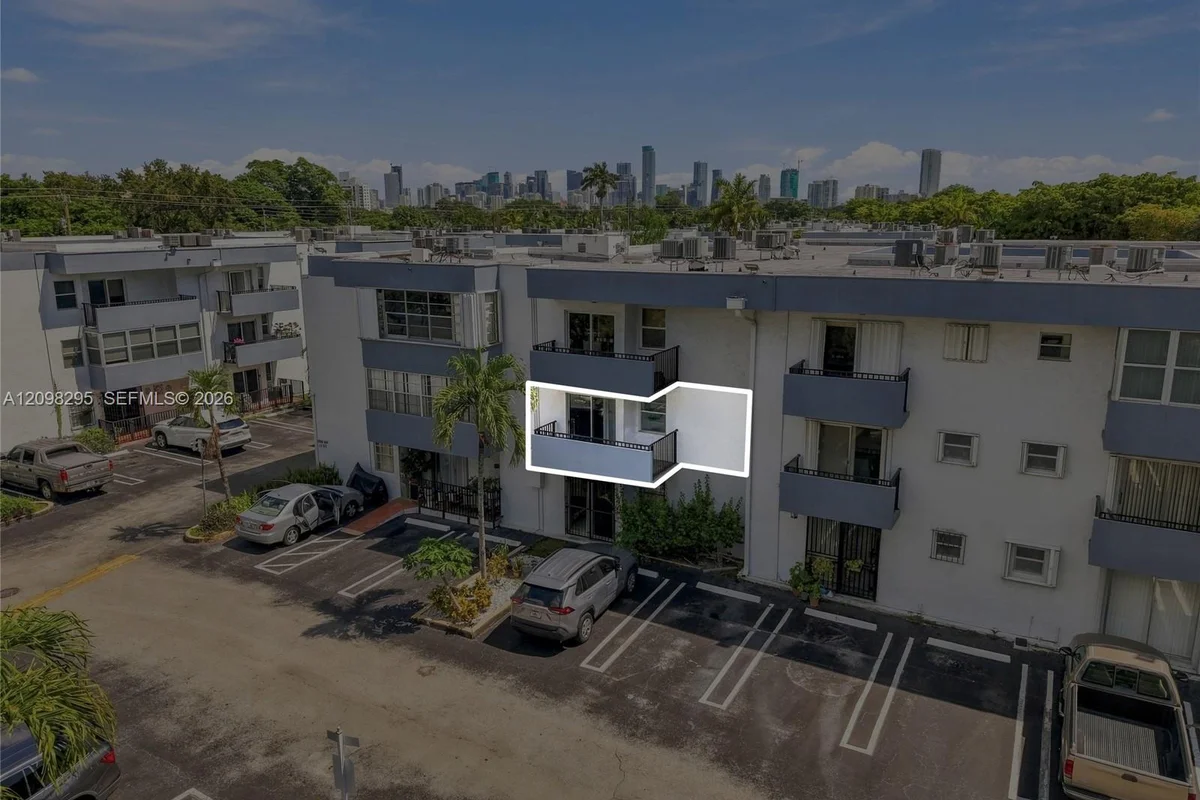 1800 SW 25th St #2204, Miami: photo 1 of 30