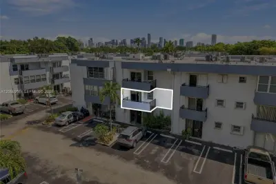 1800 SW 25th St #2204, Miami: photo 1 of 30