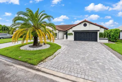 11020 NW 5th Ct, Coral Springs: photo 1 of 26