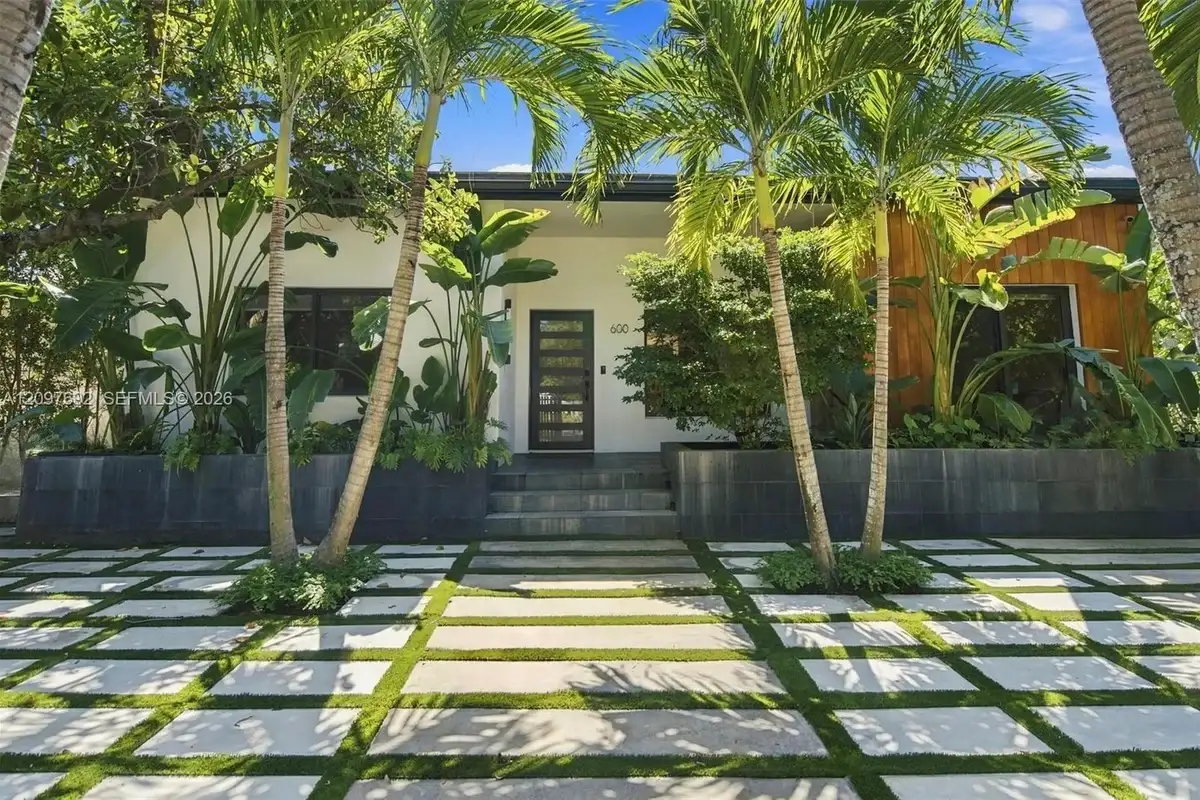 600 W 51st St, Miami Beach: photo 1 of 52
