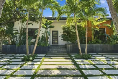 600 W 51st St, Miami Beach: photo 1 of 52