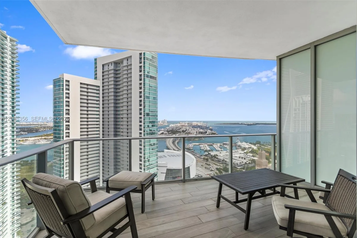 851 NE 1st Ave #3707, Miami: photo 1 of 25
