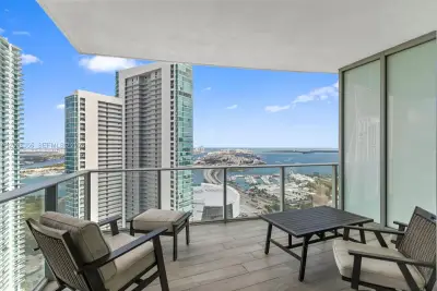 851 NE 1st Ave #3707, Miami: photo 1 of 25