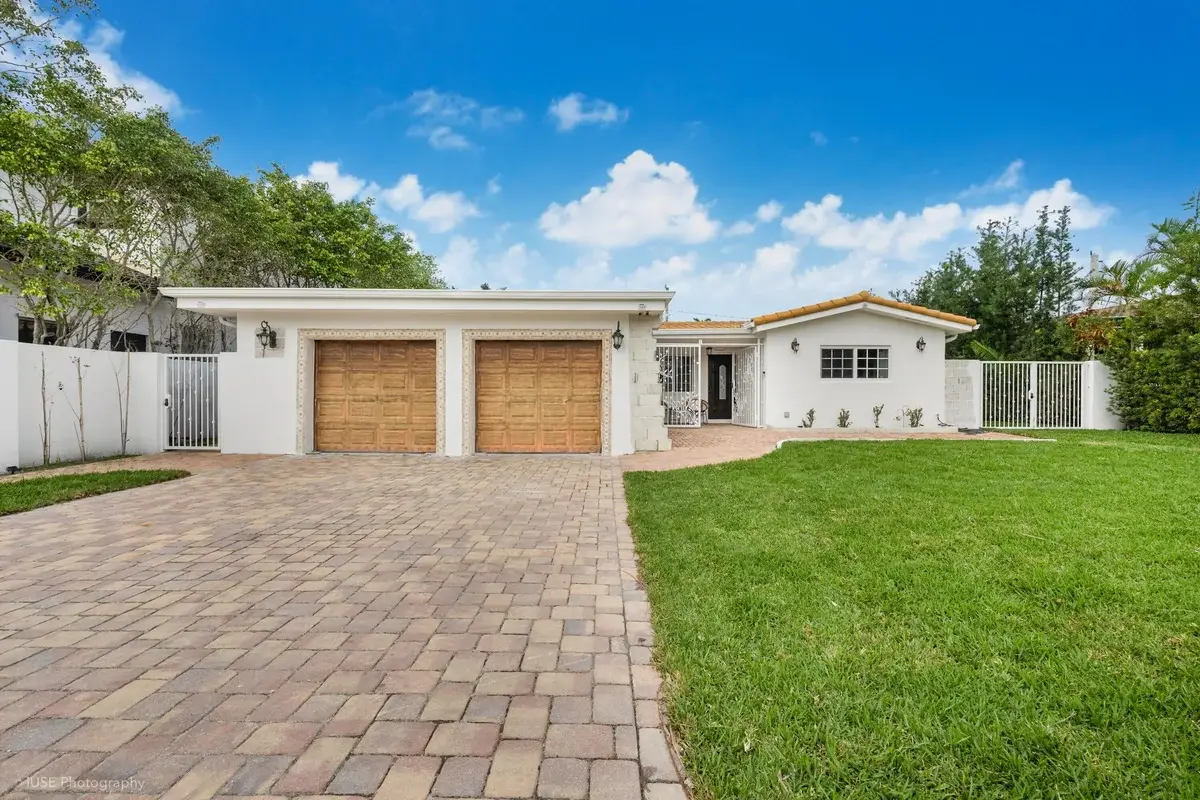 1311 Pierce St, Hollywood: photo 1 of 23