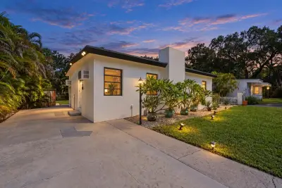 1717 SW 14th St, Fort Lauderdale: photo 1 of 47