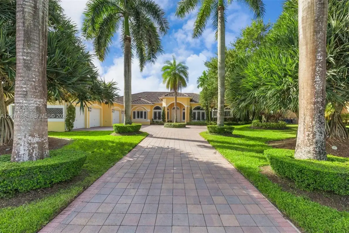10640 Pegasus St, Davie: photo 1 of 63
