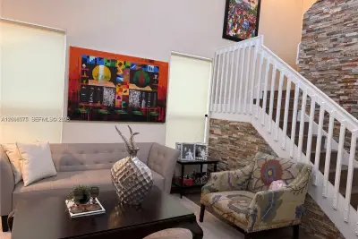 17012 SW 91 Ter, Miami: photo 1 of 8