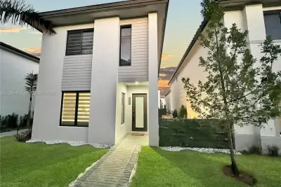 4386 NW 80th Ct, Doral: photo 1 of 15