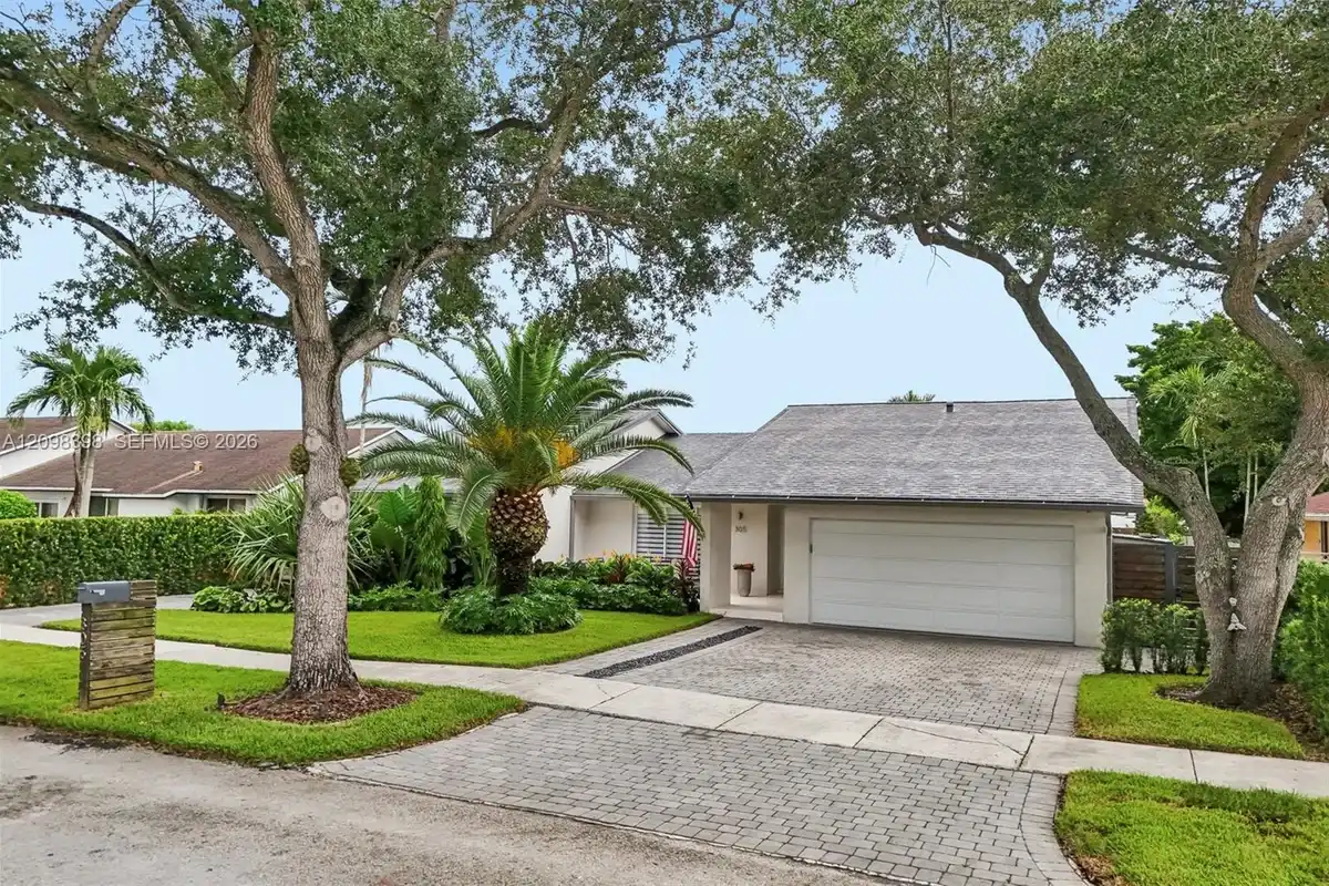 305 SW 134th Ct, Miami: photo 1 of 75