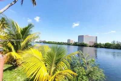 5199 NW 7th St #302, Miami: photo 1 of 8