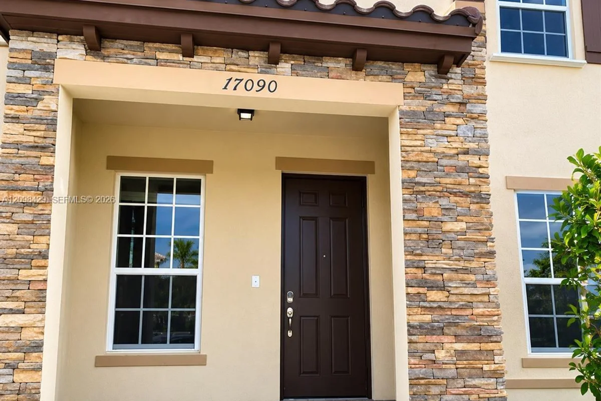 17090 SW 95th Ter, Miami: photo 1 of 7